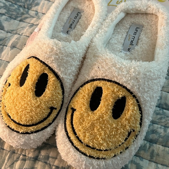 Adorable, Luna Mellow Luxe Smiley slippers ❤️ - Picture 2 of 4